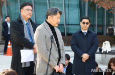 기자회견 하는 김창수 전국의과대학교수협의회 회장