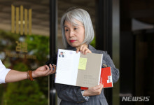 최재영 목사 저서 들어보이는 권성희 변호사