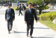 법원으로 들어가는 김영길 중구청장