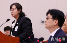 답변하는 공봉숙 서울중앙지검 2차장 검사