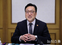 대학 소비자학과 교수 간담회 발언하는 김병환 금융위원장