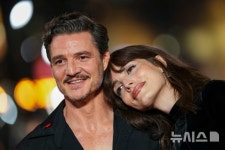 동생과 포토타임 갖는 페드로 파스칼