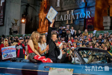 크리스마스 퍼레이드 행진하는 배우 제레미 레너