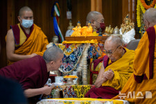 장수 기원 기도회 중 승려와 얘기하는 달라이라마