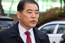 기자 질문에 답하는 남상권 변호사