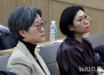발제 경청하는 강희경-하은진 서울대의대·서울대병원 교수