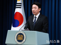 조직개편안 방안 발표 브리핑 하는 강훈식 비서실장