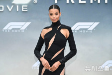 엘라 발린스카, 파격적 컷아웃과 도발