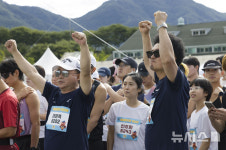 출발 준비하는 이원복 한돈자조금 사무국장과 방송인 윤택