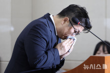 국정감사 출석해 눈물 흘리는 문지석 검사