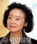 프랑스 슈발리에 훈장 받는 ‘시’ 주연배우 윤정희씨… “영화 인생 인정해준 데 큰 기쁨”