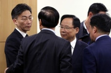 이야기 나누는 이국종 교수와 김성찬 의원