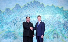 ‘북한산’의 작가 민정기 “내 그림처럼 둥글둥글 평화 이뤄졌으면”
