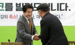 악수하는 정동영-김용섭 한국비정규교수노조위원장