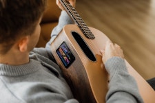 라바뮤직 스마트기타, 배우 구성환 애착 기타로 예능 등장