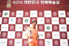 트로트 가수 김명환 덕신하우징 회장, 연예예술상 공로상