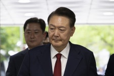 윤석열 전 대통령 측 "특검 안 빠지면, 내란 재판 계속 안 나가겠다"