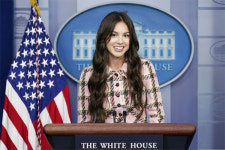 10대 팝스타 로드리고, 백악관 브리핑룸 깜짝등장