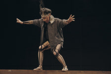 인형을 마주하는 예술가...연극 ‘사회적 청소년기를 바탕으로 한 창작과정...’