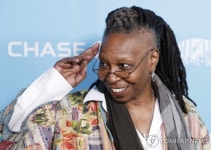 교황, 시스터액트 3 카메오로?…배우 우피 골드버그 만난다