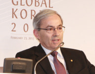 피사리데스 런던정경대 교수 "정년 연장 등이 실업 해법… 대기업에 유인책을"