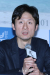 질문에 답하는 이상일 감독