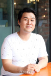 배우 윤경호, 다소곳한 두 손! (인터뷰 포토)
