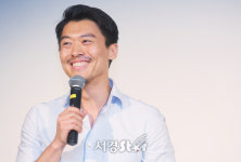 송철호, 환한 미소 지으며 진행