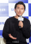 질문에 답하는 신우석 감독 (고래먼지 제작보고회)