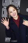 유진, 톱배우의 상큼한 손인사