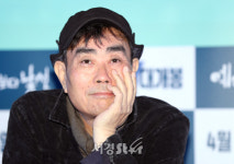 생각에 잠긴 여균동 감독  (예수보다 낯선 언론시사회)