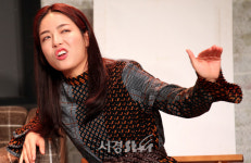 열연하는 고애리 (연극 메모리 인 드림)