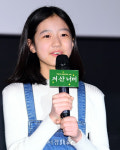 인사말하는 이슬비 (저 산너머 언론시사회)