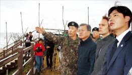 DMZ 평화의 길 찾은 문 대통령 "금강산관광 조속 재개 노력"
