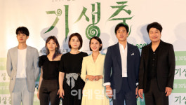 기생충, 美골든글로브 감독·각본·외국어영화상 노미네이트