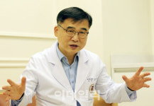 "현실은 아비규환, 괜찮다는 정부"…김우주 백신학회장의 작심 비판