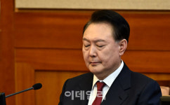 尹 내란혐의 한 재판부가 맡는다… 지귀연 판사는 누구?