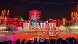 물 위에 피어난 서사, 사랑은 천상에서 내려온다