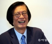 극작가 이강백씨 “43년전 그 무대, 그 떨림… 퇴직후 첫작품 설레네요”