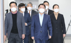 ‘체급’ 낮춘 安, 정계개편 불씨로… 野 후보단일화 ‘산 넘어 산’