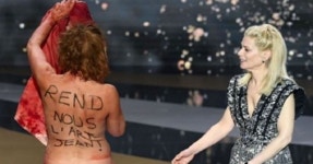 프랑스 국민女배우, 영화제서 피 묻은 ‘누드 시위’…등에 써진 글자 의미는?