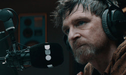 생방송 중 난입한 복면괴한, ‘그날의 진실’을 추궁하는데…