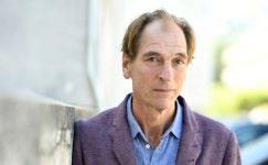 “산 정상에서 가장 행복” 英배우 줄리안 샌즈, 실종 5개월 만에 사망 확인
