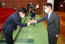 박범계, ‘4번째 좌천’ 한동훈과 주먹 인사 뒤 “공정한 인사”