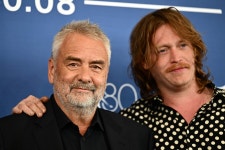 신은 불행이 있는 곳에 개를 보낸다… 115마리 개들이 펼치는 액션