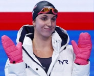 ‘체감 40도’ 찜통에도 패딩·스키장갑… 수영선수는 왜 겨울옷 입을까