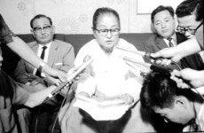 "앉아서 오줌 누는 상관 싫으면…" 최초 여성 정치인의 일갈