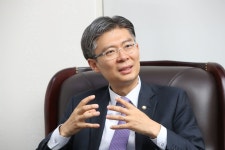 조정훈 "2차 재난기본소득 위해 공무원 월급 20% 삭감하자"
