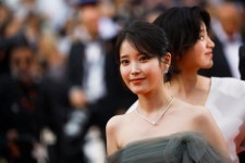 아이유 몸 휘감은