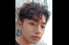 美괴한 총격에 父 잃은 가수 샘김…헌정곡에 장례식 눈물바다